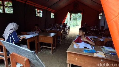 Potret Belasan Siswa SDN 2 Kradinan Belajar di Tenda Darurat