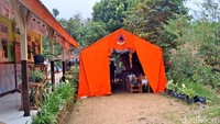 Akitivitas belajar mengajar di tenda darurat yang disiapkan oleh Badan Penanggulangan Bencana Daerah (BPBD) Tulungagung.