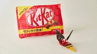 KitKat, cokelat yang terkenal dari Jepang, kini dikemas dengan kemasan berbahan kertas. Ada dua tujuannya, agar lebih mudah dibuka sekaligus ramah lingkungan. Foto: Time Out