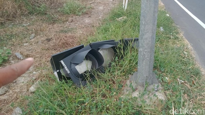 Penampakan lampu lalu lintas yang rusak parah di exit tol Kuncen, Ceper, Klaten, Senin (8/9/2025).
