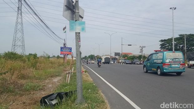 Penampakan lampu lalu lintas yang rusak parah di exit tol Kuncen, Ceper, Klaten, Senin (8/9/2025).