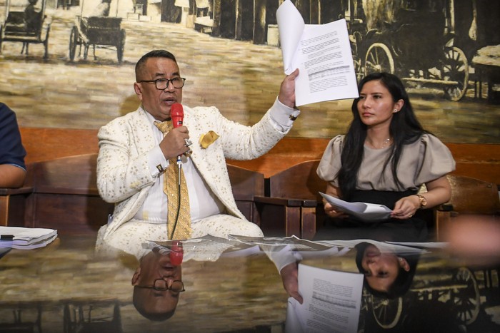 Hotman Paris memberikan keterangan pers di Jakarta, Senin (8/9/2025). ANTARA FOTO/Muhammad Adimaja