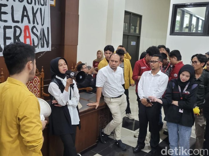 Ketua Satgas PPKS, Tri Wuryaningsih, menemui aliansi mahasiswa yang menggeruduk rektorat Unsoed Purwokerto, Senin (8/9/2025).