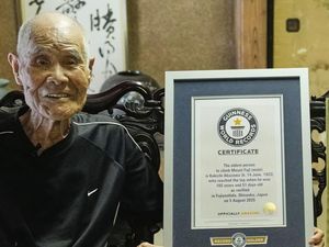 Sehat dan Bugar Banget! Kakek 102 Tahun Ini Masih Bisa Taklukkan Gunung Fuji