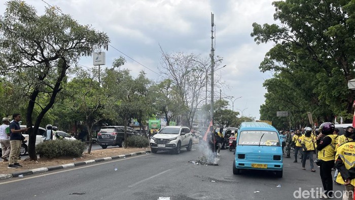 Kondisi arus lalu lintas di depan Kantor Gubernur Sulsel.
