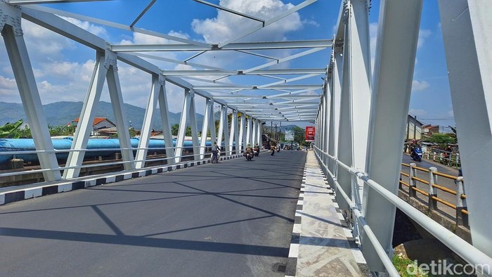 Kondisi Jembatan Dayeuhkolot atau Jembatan Citarum Baru, Senin (8/9/2025)