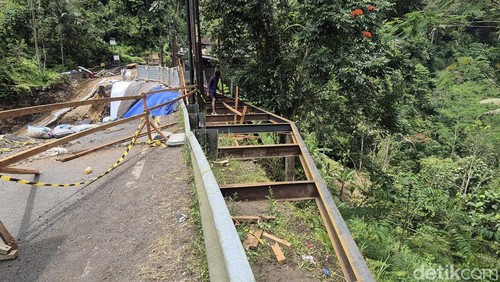 Kondisi terkini jebolnya jalur utama Bangli-Karangasem yang akan dibangun jembatan darurat, Senin (8/9/2025).