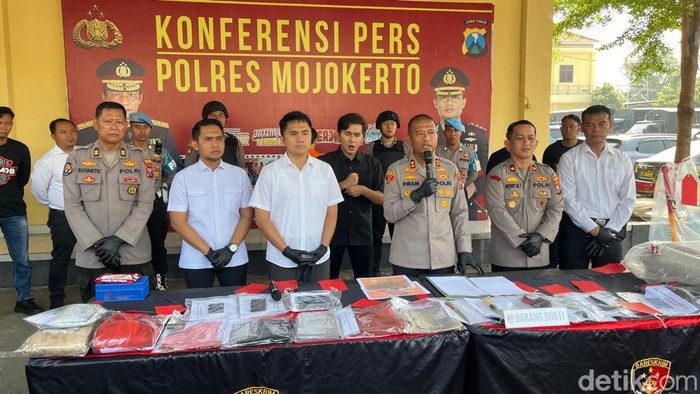 Konferensi pers Alvi, pembunuh-mutilasi pacarnya TAS di Polres Mojokerto