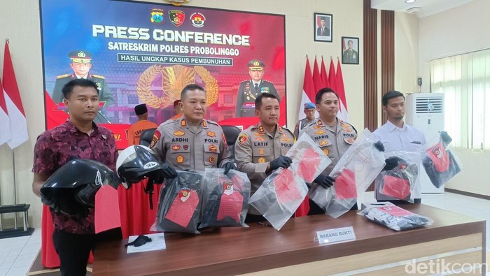 Konferensi pers pembunuhan Deding di depan Kios BBM oleh bapak dan anak di Polres Probolinggo.
