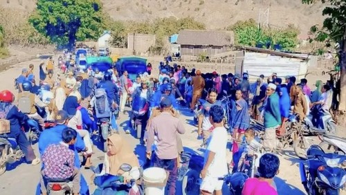 Korban banjir Desa Nanga Wera, Kecamatan Wera, Kabupaten Bima, NTB, memblokade jalan, Senin (8/9/2025). (Dok. Istimewa)