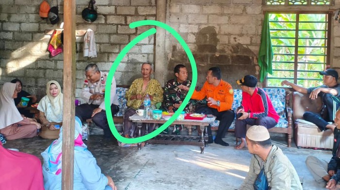 Korban setelah ditemukan warga dan petugas (Dok Tim SAR Meranti)