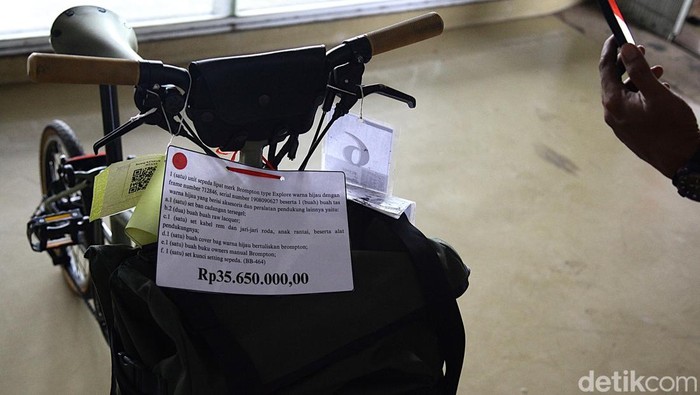 KPK Lelang Barang Koruptor, Ada Gelang Emas Naga Rp67 M Wartawan melihat barang rampasan berupa perhiasan yang akan dilelang oleh KPK di Rumah Penyimpanan Benda Sitaan Negara (Rupbasan) KPK, Jakarta, Senin (8/9/2025).