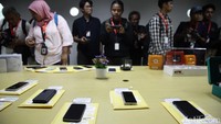 Wartawan melihat barang rampasan berupa perhiasan yang akan dilelang oleh KPK di Rumah Penyimpanan Benda Sitaan Negara (Rupbasan) KPK, Jakarta, Senin (8/9/2025).