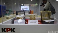 Salah satu barang menarik yang masuk daftar lelang adalah gelang emas berbentuk naga dengan harga limit Rp67,1 miliar. Perhiasan itu merupakan rampasan dari mantan Kepala Satker BBPJN Wilayah 1 Kaltim, Rachmat Fadjar.