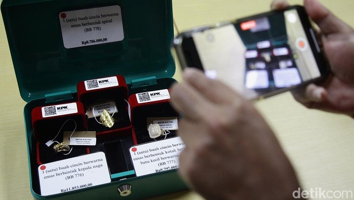 Wartawan melihat barang rampasan berupa perhiasan yang akan dilelang oleh KPK di Rumah Penyimpanan Benda Sitaan Negara (Rupbasan) KPK, Jakarta, Senin (8/9/2025).
