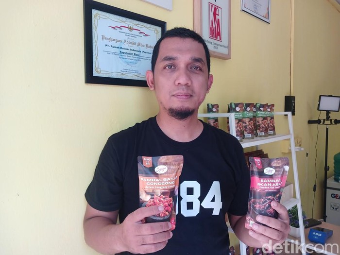 Ropiandi Jamil, CEO Sambal Sijago saat menunjukkan produk olahan UMKM nya yang diekspor ke Malaysia dan Singapura.