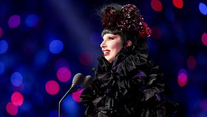 Selain itu, single barunya, Abracadabra, juga menyabet dua kategori teknis, Best Direction dan Best Art Direction. Dengan kemenangan itu, Gaga resmi jadi pemenang terbesar VMAs tahun ini. Foto: Getty Images/Kevin Kane