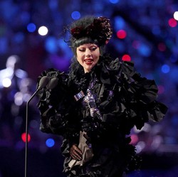 Lady Gaga Setop Konser Sydney Demi Bantu Dancer yang Jatuh