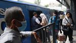 Layanan TransJakarta Kembali Normal Pascademo, Halte Senen Ramai Penumpang