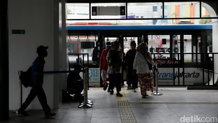 Sejumlah penumpang mengantre menaiki Transjakarta di Halte Jaga Jakarta, Pasar Senen, Jakarta Pusat, Senin (8/9/2025). Direktur Utama TransJakarta Welfizon Yuza memastikan seluruh halte yang sempat terdampak akibat demo sudah kembali beroperasi. Mulai hari ini, layanan TransJakarta sudah normal 100 persen.