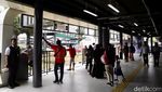 Layanan TransJakarta Kembali Normal Pascademo, Halte Senen Ramai Penumpang