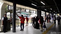 Penumpang menunggu bus di halte. Direktur Utama TransJakarta Welfizon Yuza memastikan seluruh halte yang sempat terdampak akibat demo sudah kembali beroperasi. Mulai hari ini Senin (8/9), layanan TransJakarta sudah normal 100 persen.