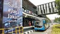 Kondisi halte kembali ramai oleh aktivitas warga yang bergantung pada transportasi umum untuk mobilitas harian.  