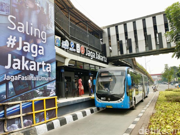 Layanan TransJakarta Kembali Normal Pascademo, Halte Senen Ramai Penumpang