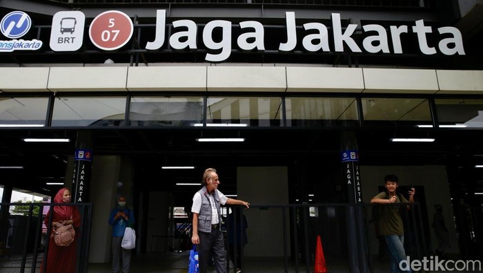 Sejumlah penumpang mengantre menaiki Transjakarta di Halte Jaga Jakarta, Pasar Senen, Jakarta Pusat, Senin (8/9/2025). Direktur Utama TransJakarta Welfizon Yuza memastikan seluruh halte yang sempat terdampak akibat demo sudah kembali beroperasi. Mulai hari ini, layanan TransJakarta sudah normal 100 persen.