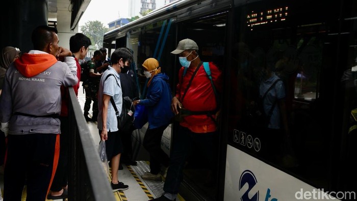 Sejumlah penumpang mengantre menaiki Transjakarta di Halte Jaga Jakarta, Pasar Senen, Jakarta Pusat, Senin (8/9/2025). Direktur Utama TransJakarta Welfizon Yuza memastikan seluruh halte yang sempat terdampak akibat demo sudah kembali beroperasi. Mulai hari ini, layanan TransJakarta sudah normal 100 persen.