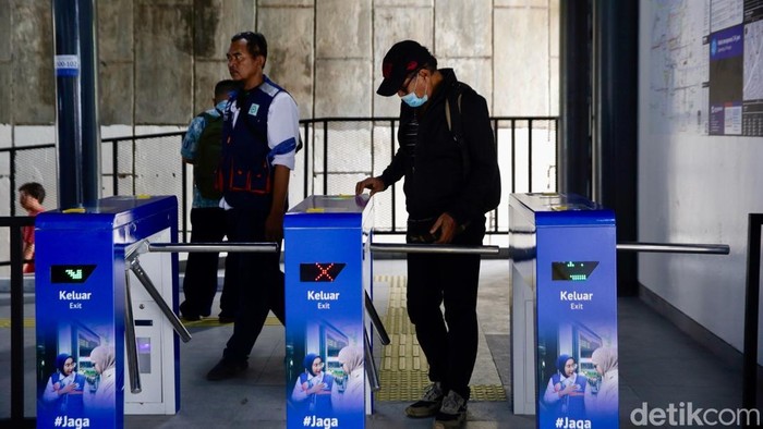 Sejumlah penumpang mengantre menaiki Transjakarta di Halte Jaga Jakarta, Pasar Senen, Jakarta Pusat, Senin (8/9/2025). Direktur Utama TransJakarta Welfizon Yuza memastikan seluruh halte yang sempat terdampak akibat demo sudah kembali beroperasi. Mul