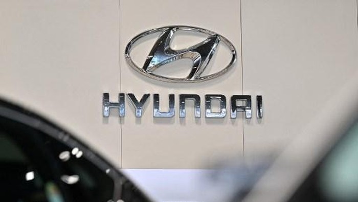 (FILES) The logo of Hyundai Motor is seen at a car dealership in Seoul on March 27, 2024. More than 300 South Koreans were among 475 people arrested by US immigration officials in a raid on a Hyundai-LG battery plant being built in the southern US state of Georgia, the foreign minister in Seoul said on September 6, 2025. (Photo by Jung Yeon-je / AFP)
