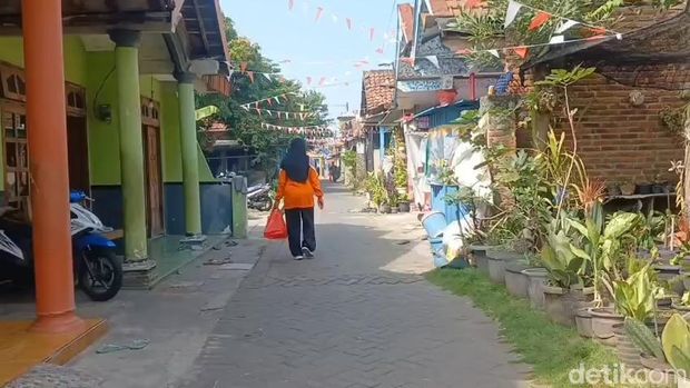 Warga Desa Gununggangsir dikejutkan dengan penemuan bayi laki-laki lengkap dengan ari-arinya menangis di atas kolam lele yang mengering