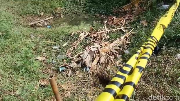Warga Desa Gununggangsir dikejutkan dengan penemuan bayi laki-laki lengkap dengan ari-arinya menangis di atas kolam lele yang mengering