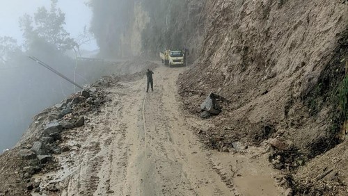 Longsor terjadi di jalan trans Ende-Sikka, Kilometer 56, Desa Lise Puu, Kecamatan Wolowaru, Kabupaten Ende, NTT, Senin (8/9/2025).