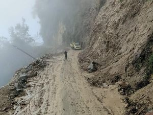 Longsor Lumpuhkan Jalan Trans Ende-Sikka NTT