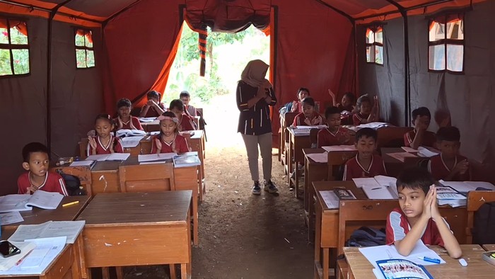 Siswa Kelas 4 SDN 2 Kradinan, Kecamatan Pagerwojo, Tulungagung saat belajar di tenda darurat