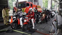 Sejak pagi, kendaraan dari arah TB Simatupang maupun Pondok Labu harus berjalan pelan karena adanya bottleneck di sekitar lokasi kebakaran. Aparat kepolisian bersama petugas pemadam masih berjaga untuk memastikan api benar-benar padam dan area sekitar aman.