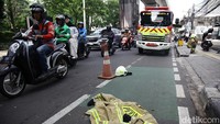 Meski begitu, kemacetan baru mulai mencair sekitar pukul 10.00 WIB setelah petugas berhasil mengevakuasi puing dan menutup sebagian area terdampak.