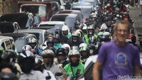 Arus kendaraan terlihat padat akibat penanganan kebakaran di Cipete, Jalan Fatmawati Raya, Jakarta Selatan, Senin (8/9/2025).