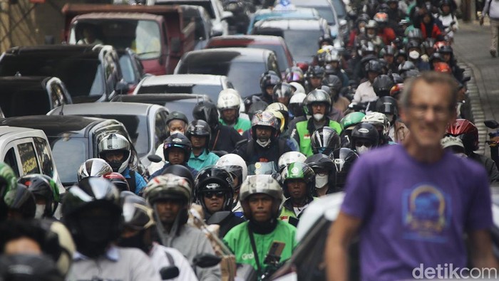 Macet Parah di Fatmawati, Imbas Penanganan Kebakaran Ruko Cipete Arus lalu lintas di Jalan Fatmawati, Cipete, Jakarta Selatan, macet parah pada Senin (8/9/2025) pagi. Kemacetan terjadi akibat penanganan kebakaran yang melanda sejumlah ruko di kawasan tersebut.