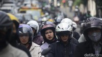 Situasi ini membuat antrean kendaraan mengular hingga beberapa kilometer.