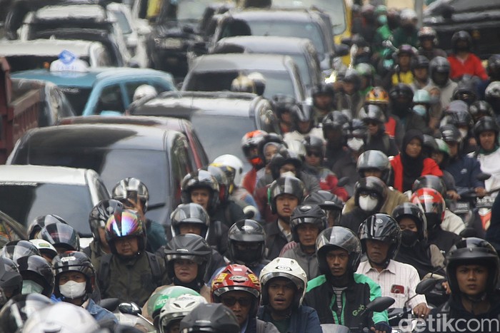 Arus lalu lintas di Jalan Fatmawati, Cipete, Jakarta Selatan, macet parah pada Senin (8/9/2025) pagi. Kemacetan terjadi akibat penanganan kebakaran yang melanda sejumlah ruko di kawasan tersebut.