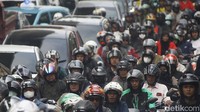 Banyak pengendara memilih jalur alternatif untuk menghindari kepadatan.
