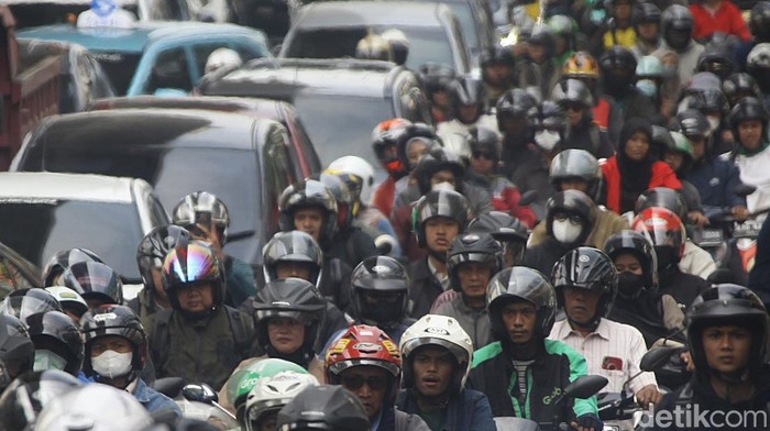 Arus lalu lintas di Jalan Fatmawati, Cipete, Jakarta Selatan, macet parah pada Senin (8/9/2025) pagi. Kemacetan terjadi akibat penanganan kebakaran yang melanda sejumlah ruko di kawasan tersebut.
