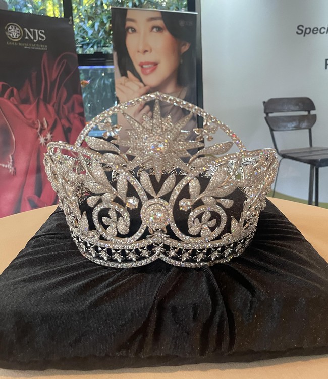 Sedangkan untuk mahkota Miss Universe Singapura cenderung lebih mudah karena tim mereka sudah memberi tema hari kemerdekaan ke-60 dan bunga anggrek dengan tampilan modern dan bright. Foto: Rahmi Anjani/Wolipop