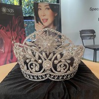 Sedangkan untuk mahkota Miss Universe Singapura cenderung lebih mudah karena tim mereka sudah memberi tema hari kemerdekaan ke-60 dan bunga anggrek dengan tampilan modern dan bright. Foto: Rahmi Anjani/Wolipop