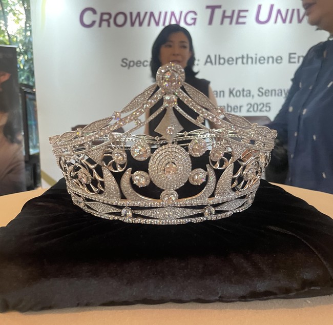 Begini penampilan mewahnya mahkota Miss Universe Hong Kong yang dibuat di Surabaya. Mengedepankan tema The Beauty of South Asia, Naomi terinspirasi semangat wanita di negeri Asia Timur yang menurutnya gesit, taktis, mandiri, dan praktis. Karena itu, desainnya lebih simple dan modern. Foto: Rahmi Anjani/Wolipop