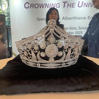 Begini penampilan mewahnya mahkota Miss Universe Hong Kong yang dibuat di Surabaya. Mengedepankan tema The Beauty of South Asia, Naomi terinspirasi semangat wanita di negeri Asia Timur yang menurutnya gesit, taktis, mandiri, dan praktis. Karena itu, desainnya lebih simple dan modern. Foto: Rahmi Anjani/Wolipop