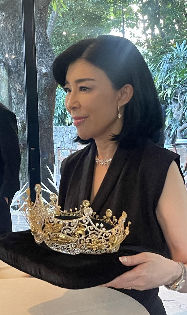 Selain mahkota untuk Indonesia, Naomi yang tinggal di Surabaya juga membuatkan untuk negara tetangga, seperti Singapura dan Hong Kong. Ketiganya dibuat 1,5 bulan. Foto: Rahmi Anjani/Wolipop